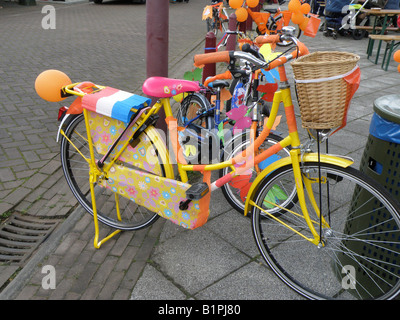 traditionell eingerichtete Fahrräder am 30. April für den Geburtstag der Königin der Niederlande Stockfoto