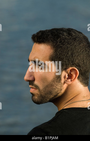 Porträt eines arabischen Mannes auf der Suche nach der Seite außen Stockfoto