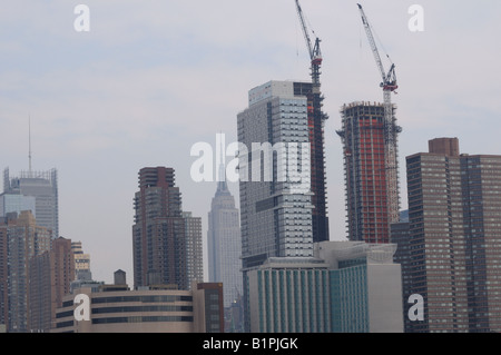 Die Skyline von Manhattan mit Empire State Building und zwei Gebäude im Bau. Stockfoto