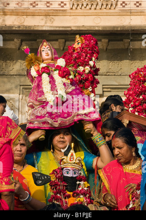 Rajasthani Frauen tragen Bildnisse von & Parvati Shiva am GANGUR FESTIVAL oder MEWAR-FESTIVAL in UDAIPUR, RAJASTHAN Indien Stockfoto