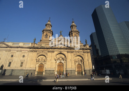 Metropolitan Cathedral und das moderne Einkaufszentrum Puente Wolkenkratzer, Plaza de Armas, Santiago, Chile Stockfoto