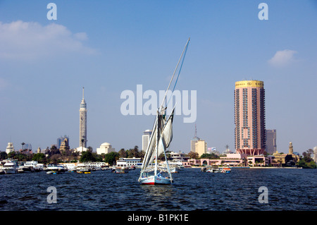 Die Skyline der Stadt vom Fluss Nil des Sofitel Hotels und Kairo-Turm mit einer Feluke Segelboot in Kairo Ägypten Stockfoto