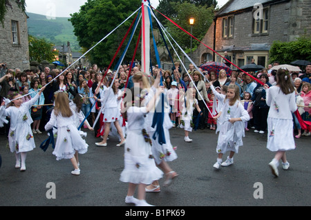 Junge Mädchen tanzen um einen Maibaum Castleton Derbyshire Peak District England Stockfoto