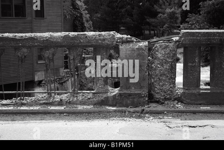 Betonbrücke LaMoille Flussüberquerung in Johnson, VT USA dringend reparaturbedürftig. Stockfoto