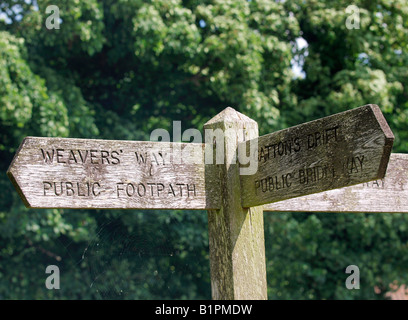 WEBER WEG FINGER HOLZPFOSTEN FUßWEG SCHILD AM FELBRIGG NORTH NORFOLK ENGLAND UK Stockfoto