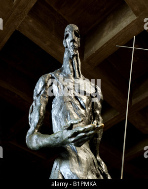 Unheimlich Statue des Hl. Johannes des Täufers in konkreten Raum Stockfoto
