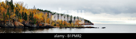 Felsvorsprung am nördlichen Ufer des Lake Superior auf einem bewölkten Morgen mit Felsen Bäume Wasser und Wolken im Bild fallen Stockfoto