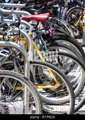 Fahrräder geparkt in Kingston Town Centre, Surrey, England Stockfoto