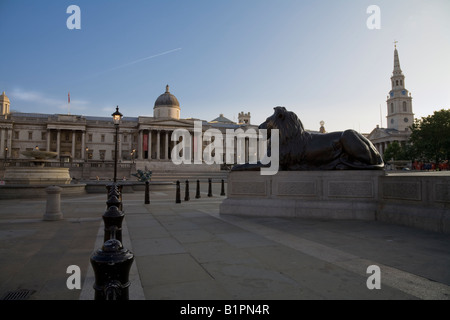 Am frühen Morgen in Trafalgar Square Blick nach Norden in Richtung der National Gallery London England UK Stockfoto