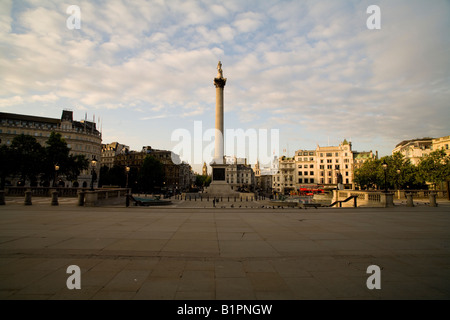 Trafalgar Square im frühen Morgen Sonnenschein von der Nordseite, Blick nach Süden auf die Nelsonsäule genommen.  London England UK Stockfoto