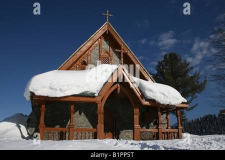 120 Jahre alte katholische Marienkirche nach einem Schneefall am Weihnachten, Gulmarg, Kaschmir, Indien Stockfoto