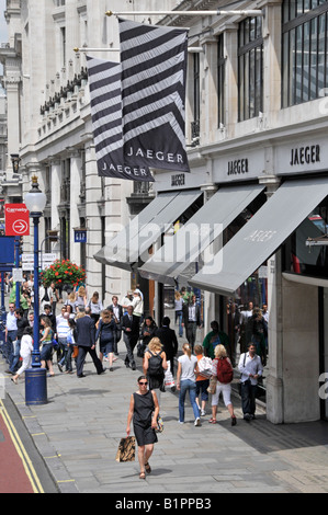 Käufer Fuß den Bürgersteig der Regent Street vor der Shopfronts des Ladens Jaeger Stockfoto