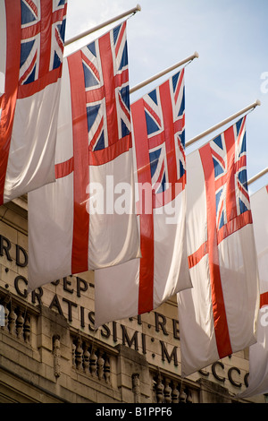 Die White Ensign die Flagge der Royal Navy von der Spitze der Admiralty Arch in der Nachmittagssonne Stockfoto