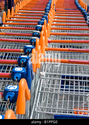 Supermarkt Trollies, Epsom, Surrey, England Stockfoto