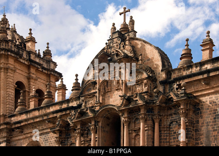 Die Kathedrale im Plaza del Armas in der Stadt Cuzco in Peru in Südamerika Stockfoto