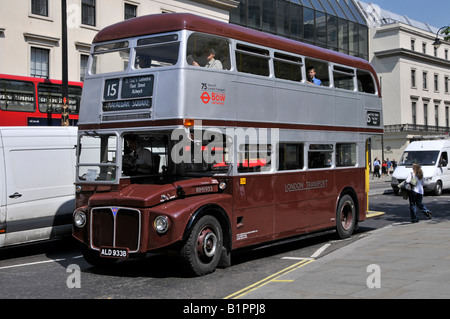 London street scene Double Decker Bus Driver & Routemaster RM 1933 lackiert Sonderlackierung 75 Jahre London Transport Strand UK Gedenken Stockfoto