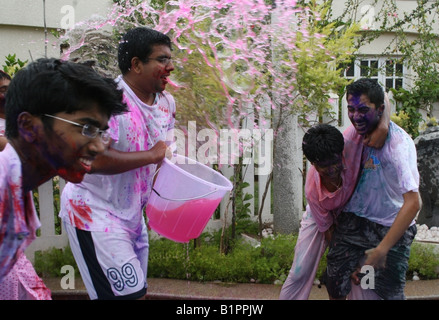 Kinder und Jugendliche, die Spaß mit Wasser und Holi Farbpulver während der Hindu-Fest der Farben, Indien Stockfoto