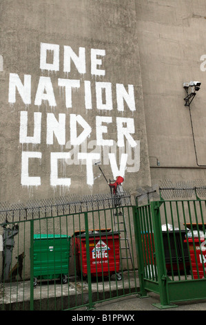Politische Graffiiti von Banksy, zeigen, wie wir im Vereinigten Königreich sind Teil einer Überwachungsgesellschaft bespitzelt von Millionen von CCTV-Kameras. Stockfoto