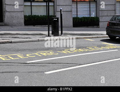Westminster City Council Bestimmung am Straßenrand Elektrobay Elektro Fahrzeug aufladen Spalte mit speziellen Parkplatz Bucht Stockfoto