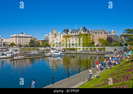 Victoria Innenhafen mit Blick auf das weltberühmte Fairmont Empress Hotel Stockfoto