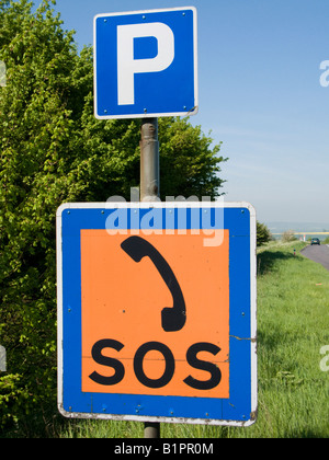 Parkplätze und SOS Zeichen auf einer Straße, England Stockfoto