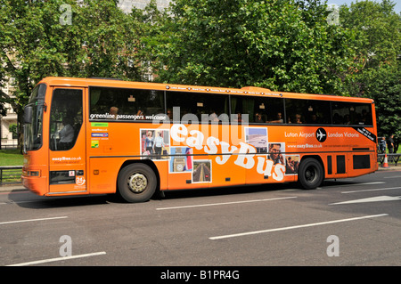 EasyBus low-cost-Coach mit Website-Adresse auf Seite Förderung Flughafen Verbindung Verbindungen zwischen Luton und London Victoria Stockfoto