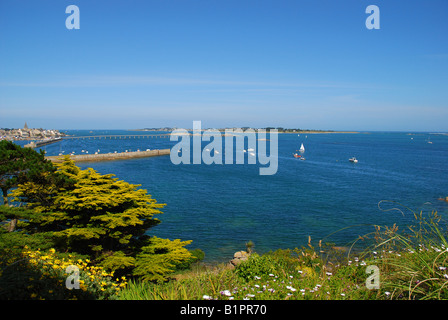 Batz Insel gesehen von Roscoff mit dock bei Hochwasser Stockfoto