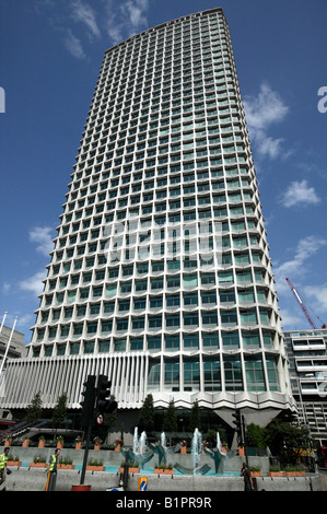 Weitwinkel Schuss der Centre Point in Londons New Oxford Street Stockfoto