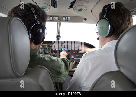 Ein Mann erhält eine Flugstunde in einem Kleinflugzeug. Stockfoto