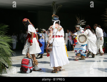 Mexikanische Tänzer eine traditionelle aztekische Festivals am Nationalmuseum für Anthropologie in Mexiko-Stadt Chapultepec Park Mexiko Stockfoto