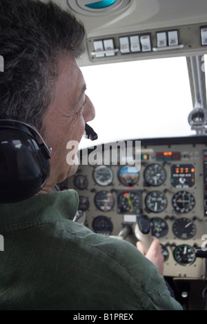 Ein Mann erhält eine Flugstunde in einem Kleinflugzeug. Stockfoto