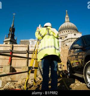 Bau Sanierung London. Kein Model-Release erforderlich, so zurück Blick und Ernte macht Mann nicht erkennbar Stockfoto