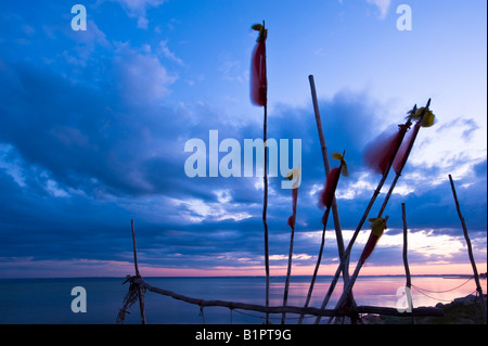 Angelausrüstung und Boote am Ufer in der Abenddämmerung Puck Bucht Ostsee Polen Stockfoto