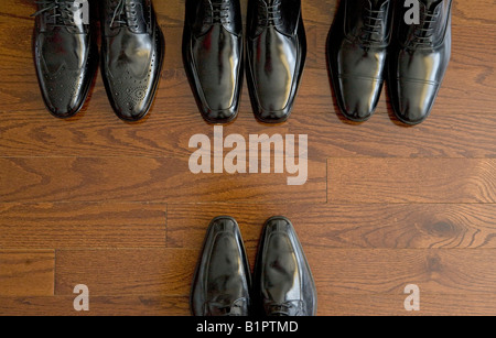 Reihe von Herren Schuhe Gesicht Chef Stockfoto