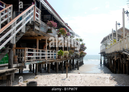 Gestelzt Tintenfisch Pier Fischrestaurants in Central Hua Hin, Thailand Stockfoto