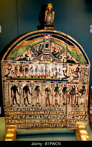 Stele von newsy Ptolemäerzeit 3. Jahrhundert v. Chr. Thebe Osiris Isis Nephthys Horus Hathor Anubis Wepwawet Ägypten Ägyptisches museum Stockfoto