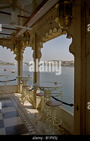 Teil des PALASTES auf JAGMANDIR Insel ist nun ein Restaurant mit Blick auf LAKE PICHOLA UDAIPUR RAJASTHAN Indien Stockfoto