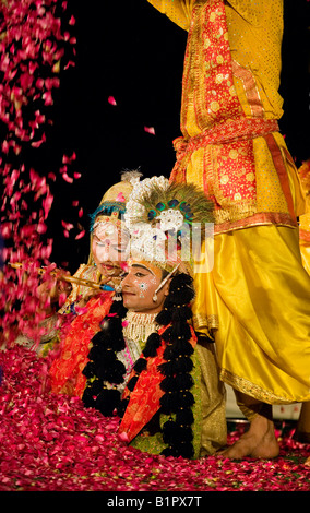 KRISHNA und RHADA werden während des Spiels auf dem GANGUR FESTIVAL oder MEWAR-FESTIVAL UDAIPUR RAJASTHAN Indien in Rosenblüten behandelt. Stockfoto