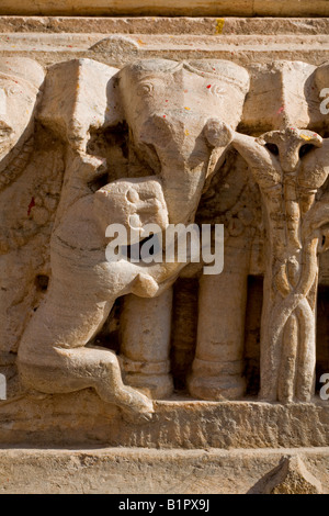 Geschnitzten Tiger Angriff auf einen Elefanten am JAGDISH Tempel UDAIPUR RAJASTHAN Indien Stockfoto