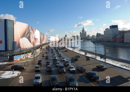 Verkehr auf der Moskvoretskaya Autobahn und der Moskwa Fluss Moskau Russland Stockfoto