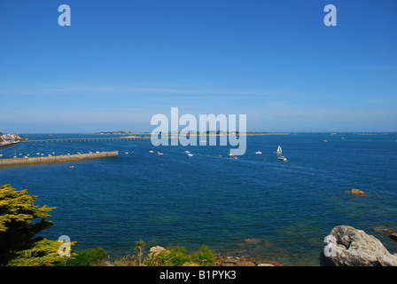 Batz Insel gesehen von Roscoff mit dock bei Hochwasser Stockfoto