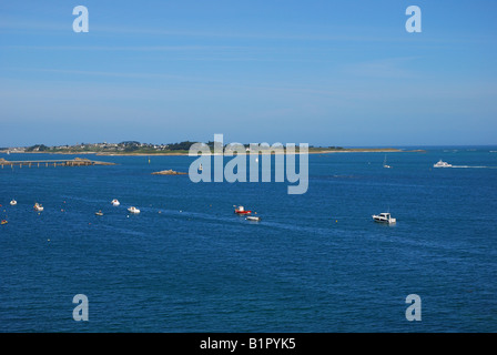 Batz Insel gesehen von Roscoff mit dock bei Hochwasser Stockfoto