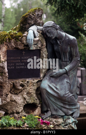 Grab mit künstlerischen Statue Mirogoj-Friedhof Zagreb Kroatien Stockfoto