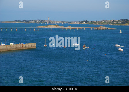 Batz Insel gesehen von Roscoff mit dock bei Hochwasser Stockfoto