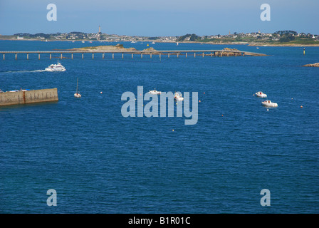 Batz Insel gesehen von Roscoff mit dock bei Hochwasser Stockfoto