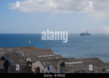 Bretagne-Ferry warten auf Eingabe im Hafen von Roscoff Stockfoto