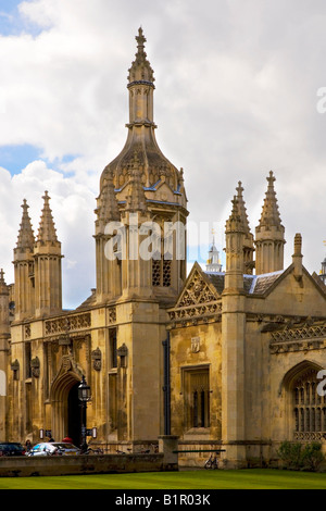 Porters Lodge und Uhrturm am Haupteingangstor zum Kings College, Universität Cambridge, England, UK Stockfoto