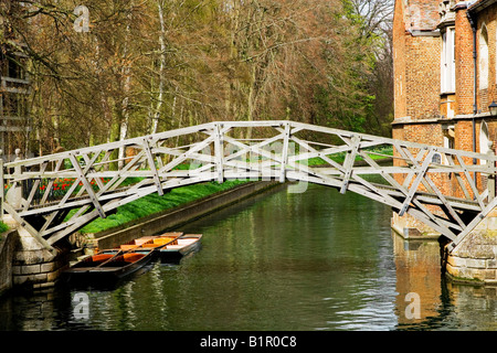 Mathematischen Holzbrücke über den Fluss Cam am Queens College der Universität Cambridge, England, UK Stockfoto