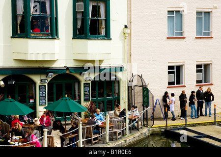 Menschen sitzen und Essen im Freien in The Anchor Pub am Ufer des Flusses Cam in Cambridge, England, UK Stockfoto