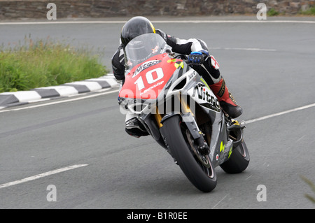 Steve Plater verlässt den Schwanenhals während der 2008 Isle Of Man Superstock TT auf seine Nitro-Phase One Endurance Team Yamaha R1. Stockfoto